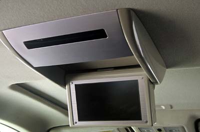 Для задних пассажиров предусмотрен откидывающийся монитор DVD-проигрывателя