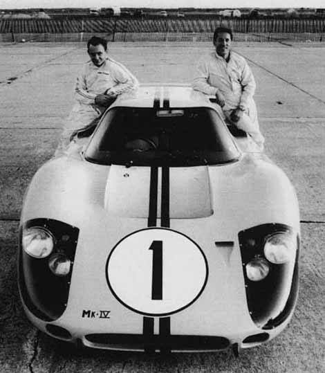 Брюс Макларен и Марио Андретти стоят на фоне блиставшего в соревнованиях 60-х годов Ford GT. О возрождённом в наше время Форде читайте ниже